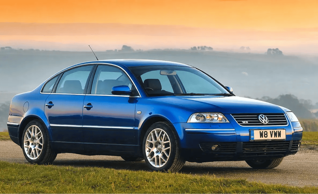 Volkswagen Passat W8 azul estacionado em estrada com paisagem ao amanhecer