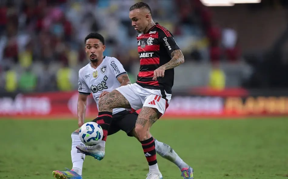 vitinho do Botafogo e Cebolinha do Flamengo disputando a bola 