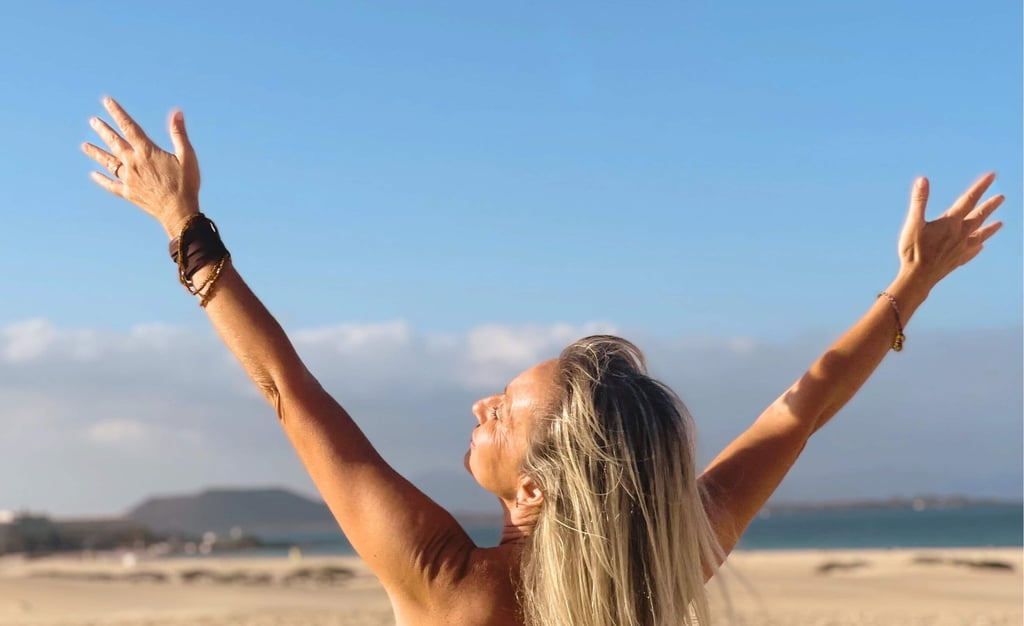 Valeria Angeletti, wellness coach di Metabolika, in abito bianco sulla spiaggia