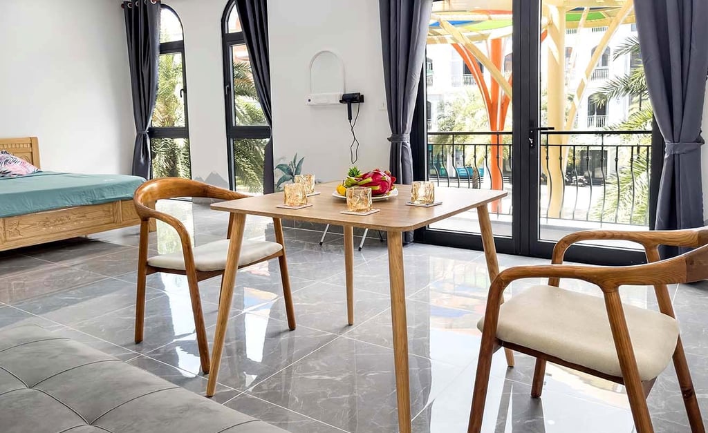 Столовая зона с фруктами в светлом номере Гранд Ворлд