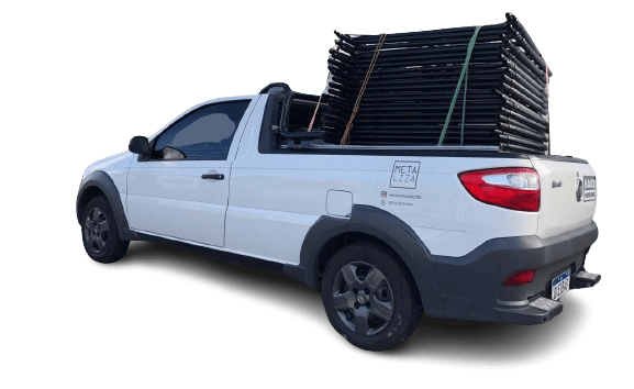 fiat estrada com andaimes na caçamba