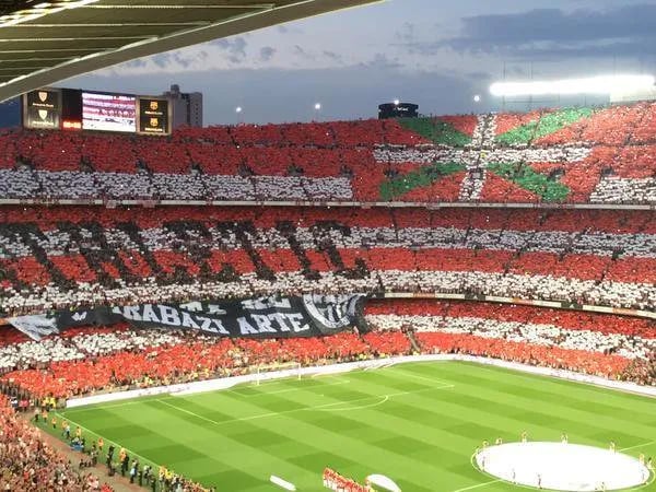 Blick ins Stadion von Athletic Bilbao mit jubelnden Fans und Fahnen in rot-weiß