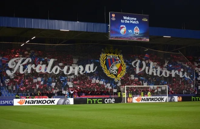 Fans im Stadion der Doosan Arena in Plzeň während eines Spiels von FC Viktoria Plzeň, mit gefüllten Tribünen, Fahnen