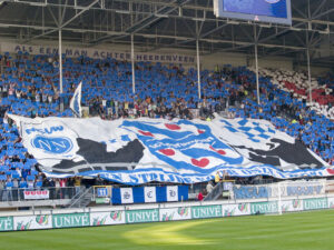 SC Heerenveen-Fan feuert sein Team beim Derby van het Noorden gegen FC Groningen an – Nordderby voller Leidenschaft und Stolz