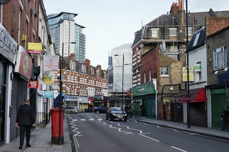 Straßenszene im Londoner Stadtteil Fulham mit viktorianischen Häusern, Pubs und Nähe zur Themse.