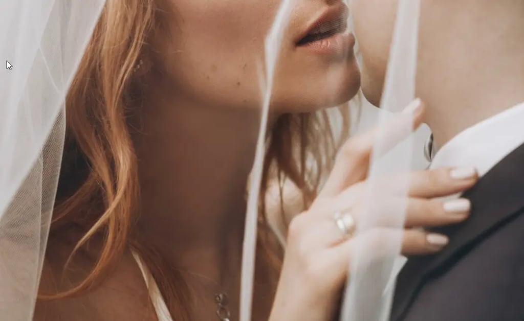 Artimas jaunavedžių kadras vestuvių fotosesijos metu.