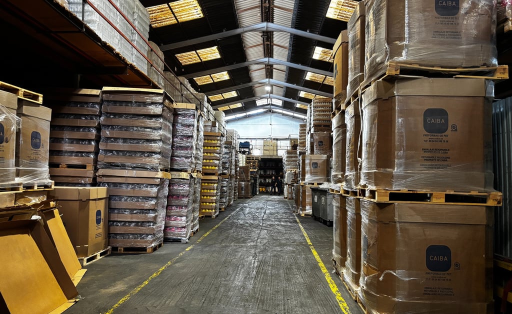 Almacén de PICSA con envases plásticos industriales listos para distribución