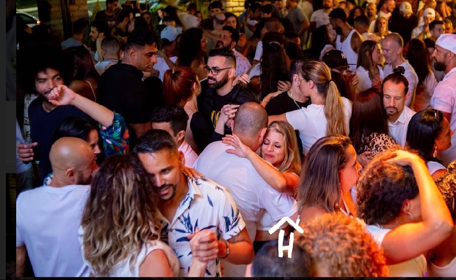 casais dançando forró