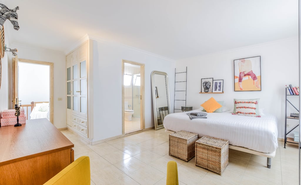 King Size Bedroom with bathroom