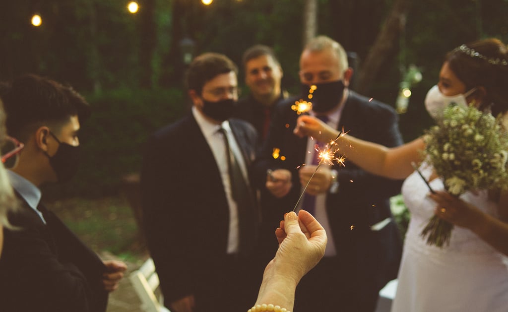 los novios y los invitados con estrellitas, fotógrafos de casamientos en Córdoba, bodas