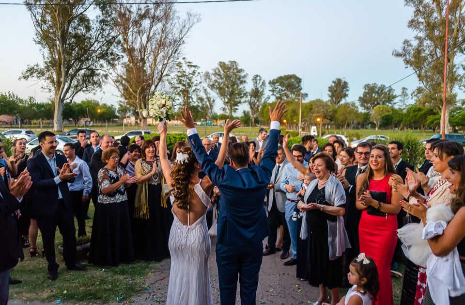 novios saludando a los invitados