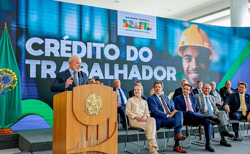 imagem mostra o presidente da república do Brasil lula falando sobre o crédito do trabalhador.