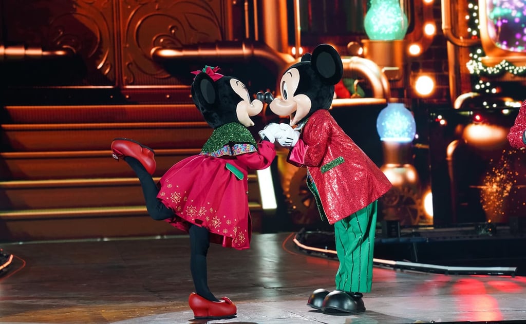 minnie e mickey dançando em espetáculo de natal da disney