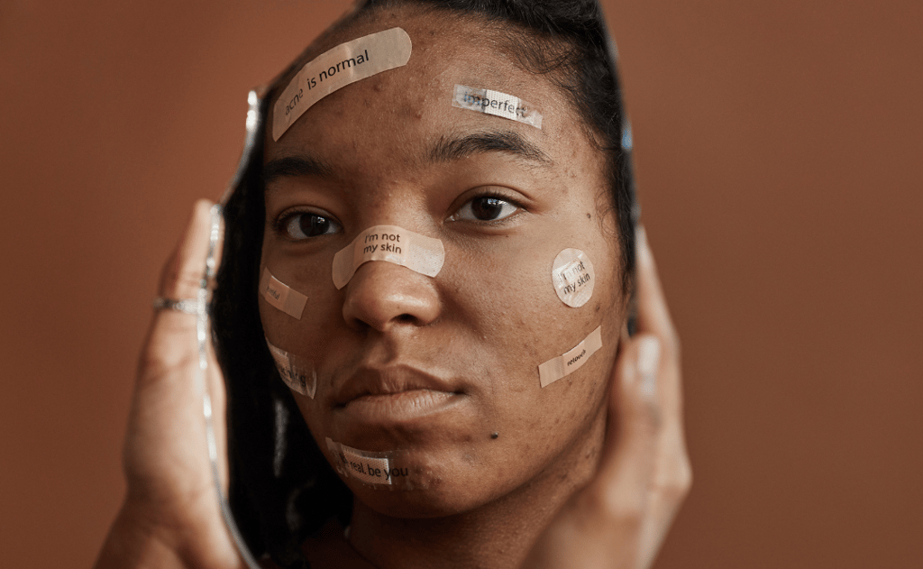 Fille complexé devant sont miroir 