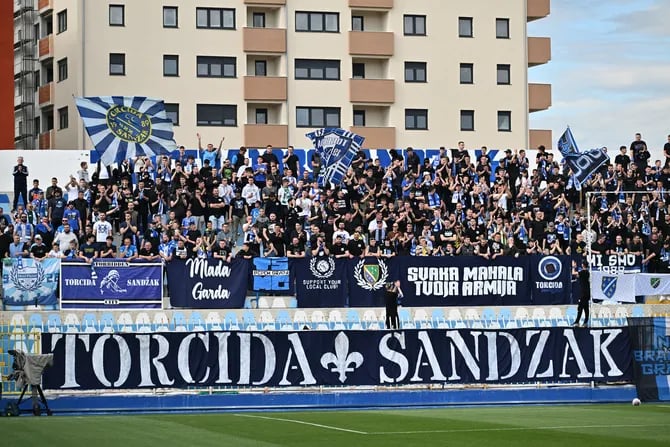 Fan von FK Novi Pazar im Stadion während eines Heimspiels im Gradski Stadion Novi Pazar.