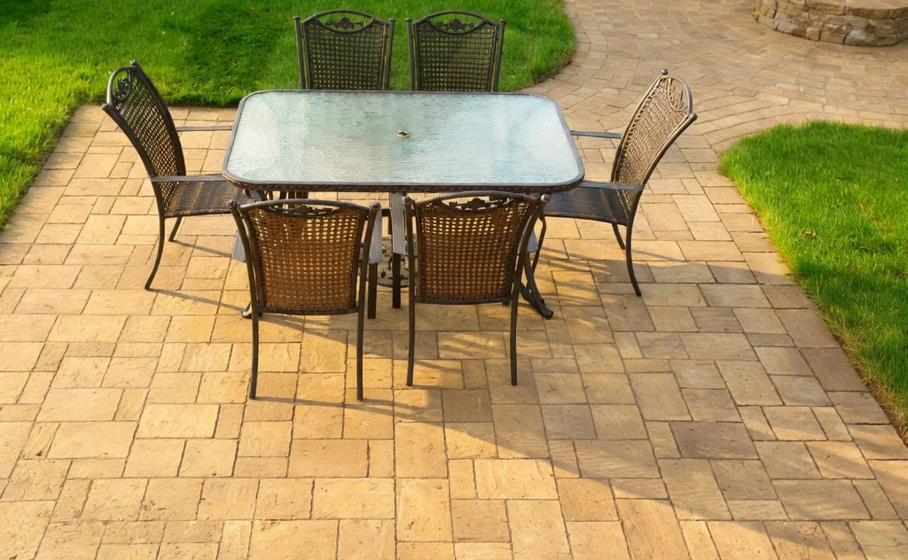 Terrasse en pavés avec ensemble de dîner extérieur par M2 Paysage