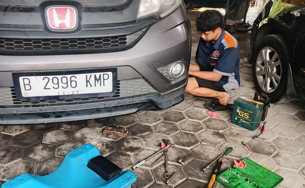Proses servis transmisi matic di UTE MATIC Bekasi dengan teknisi berpengalaman