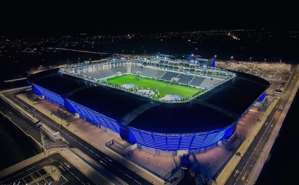 Luftaufnahme des Alphamega Stadiums bei Limassol mit modernem Stadiondesign