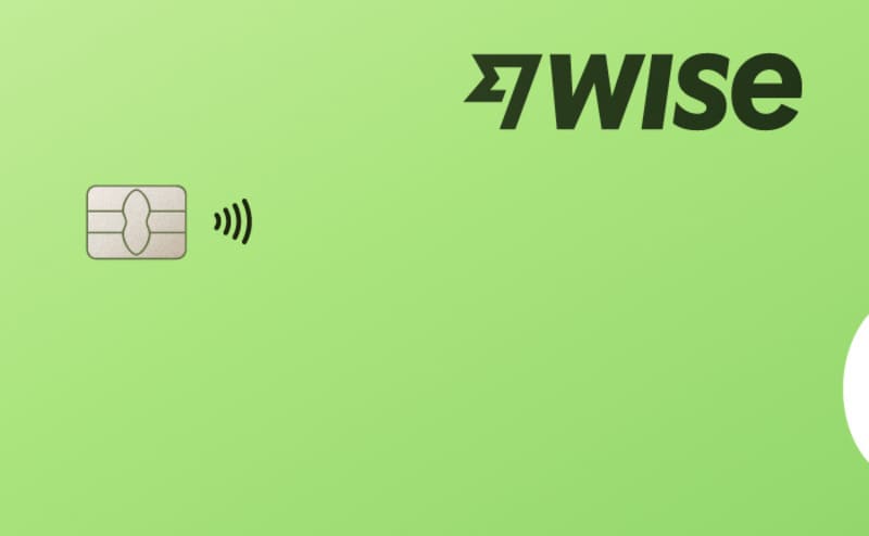 Hellgrüne Wise Multiwährungs-Debitkarte mit Markenlogo und kontaktlosem Zahlungschip.