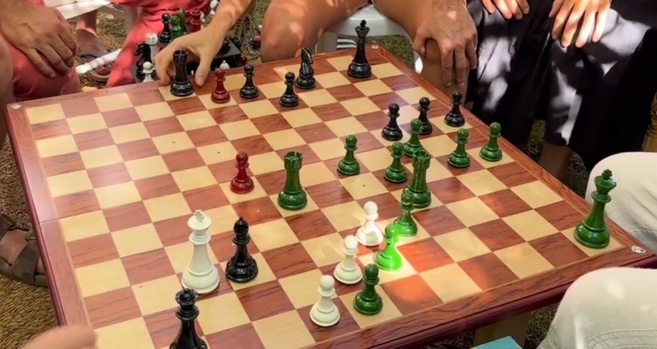 Jaque mate en un movimiento de una partida Quaternity moviendo negras