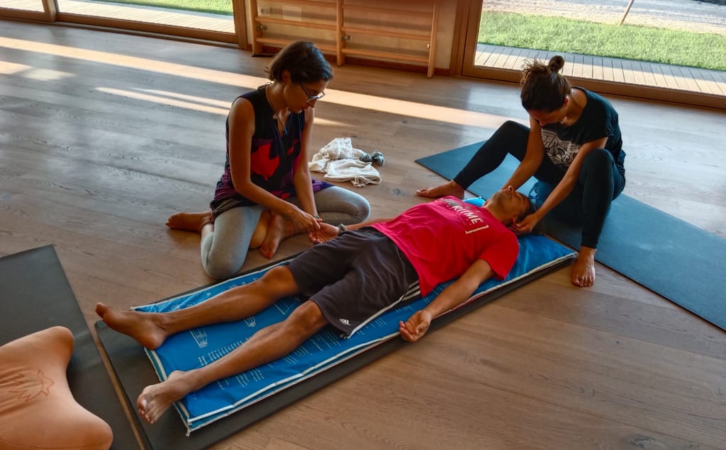 a man and woman doing a massage in a room, trattamento biointegrato