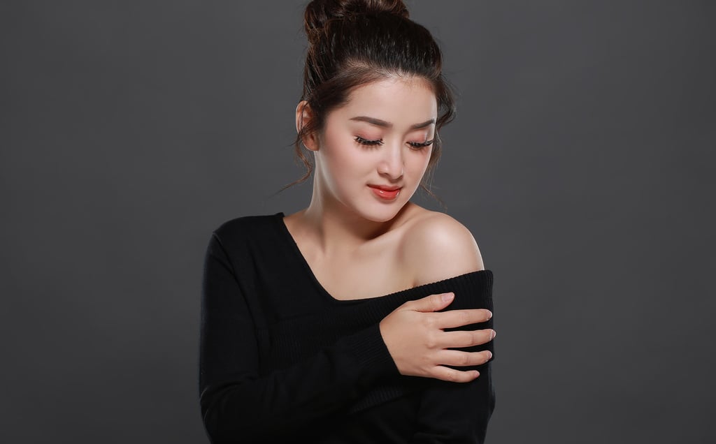 rosiana dewi, a woman with a black top and a black top