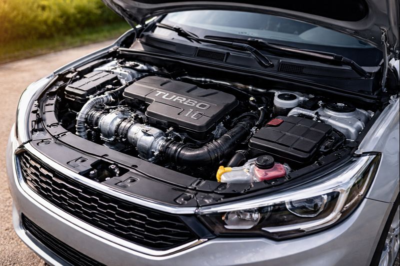 Motor 1.0 turbo de três cilindros com capô aberto em carro usado moderno