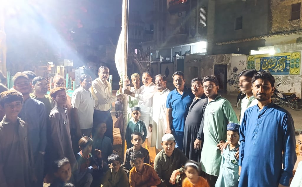 Group photo of MQM Nawabshah leaders and workers at Jashn-e-Azadi event in Unit 5B