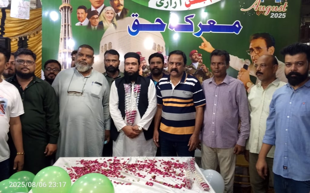 MPA Naseer Ahmed hoisting Pakistan’s national flag in Aligarh Town UC 13 Jashn-e-Azadi celebration