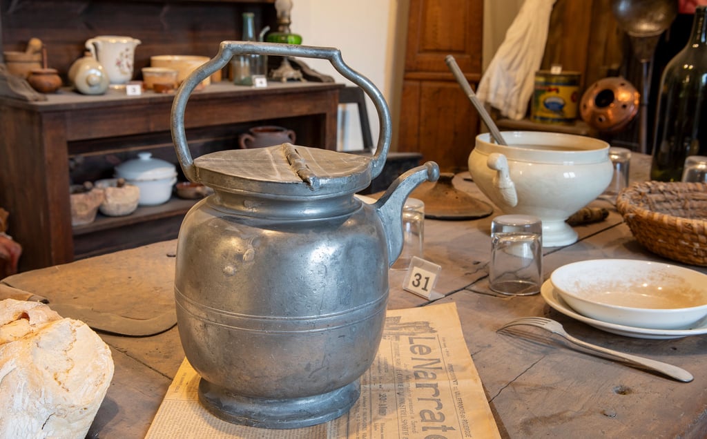 Pichet en étain du Musée de Villefranche de Rouergue, arts et traditions populaires