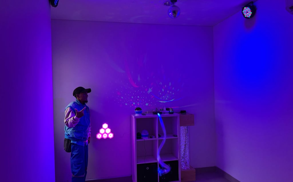 ruang snoezelen dengan warna warni