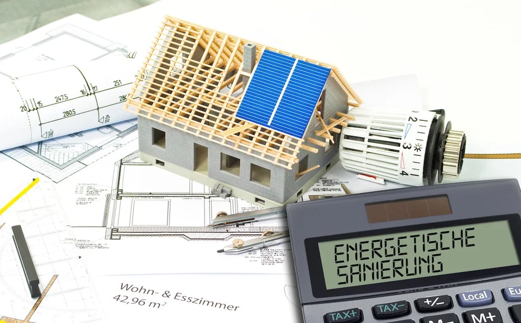 Modellhaus mit Dachkonstruktion auf Bauplänen zur energetischen Sanierung
