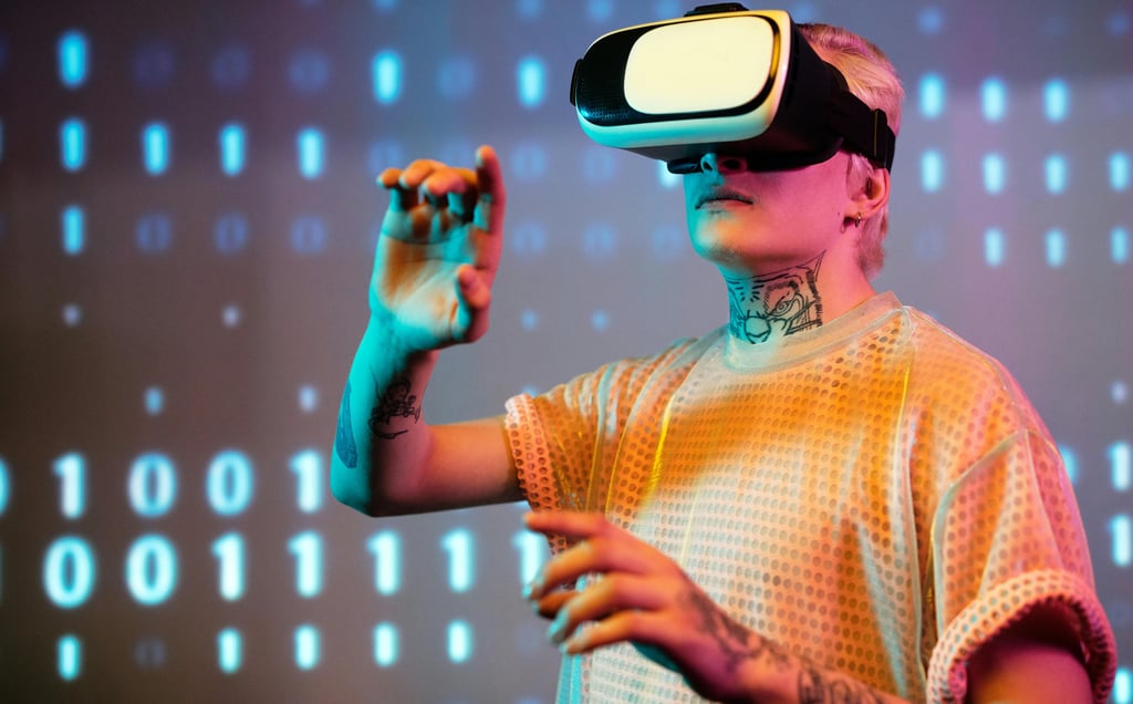 Une personne tatouée, portant un casque VR, interagit avec un affichage en code binaire