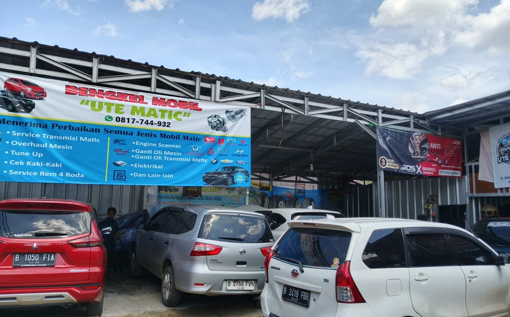 Tampak depan bengkel mobil matic Bekasi, siap melayani servis transmisi mobil matic 