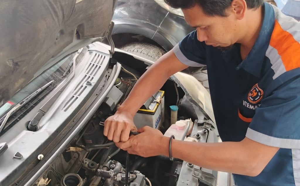 Mobil matic jedug saat pindah gigi sedang di periksa di bengkel spesialis matic Bekasi 