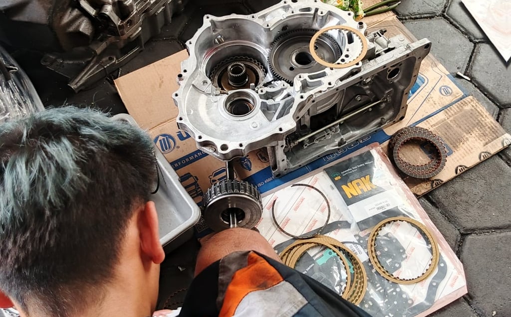 Perawatan transmisi matic oleh teknisi bengkel UTE MATIC Bekasi 