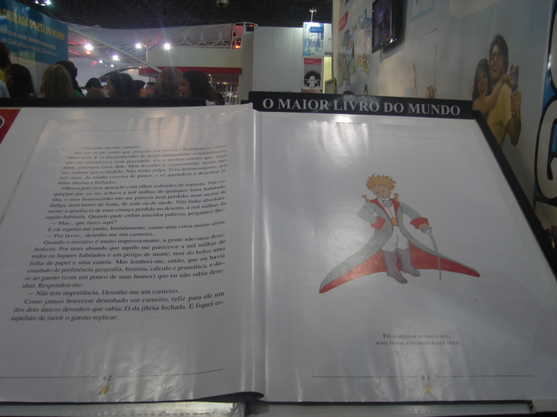 The biggest book in the world, a giant edition of "O Pequeno Príncipe" displayed at a public event i