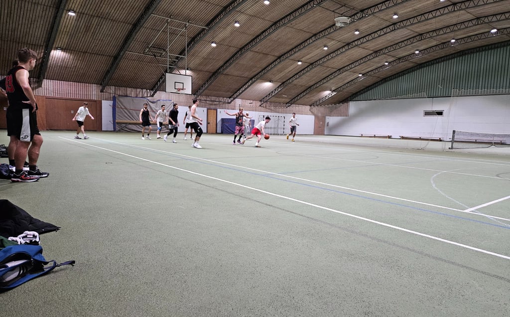 alt="asketballtraining der MTV Karlsruhe Plattform in großer Sporthalle"