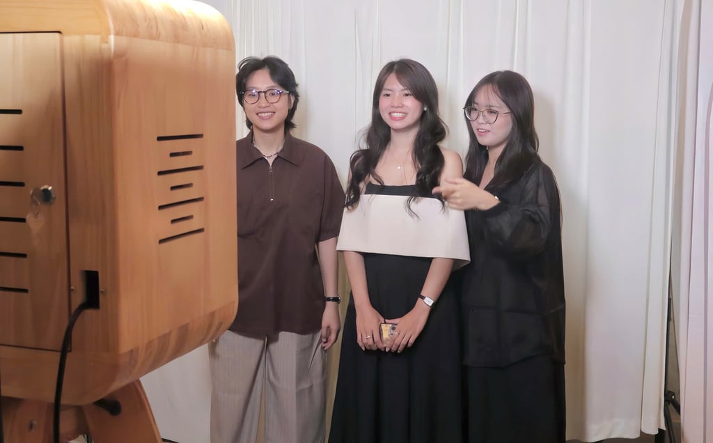 Khách vui vẻ thử photobooth