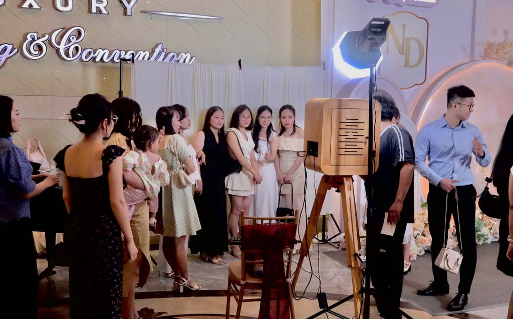 Hình ảnh các cô chú U40 lần đầu thử photobooth