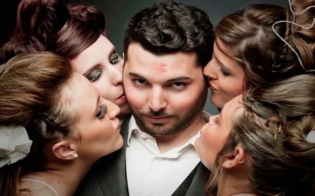 Imagem mostra um homem cercado por várias mulheres seduzindo ele