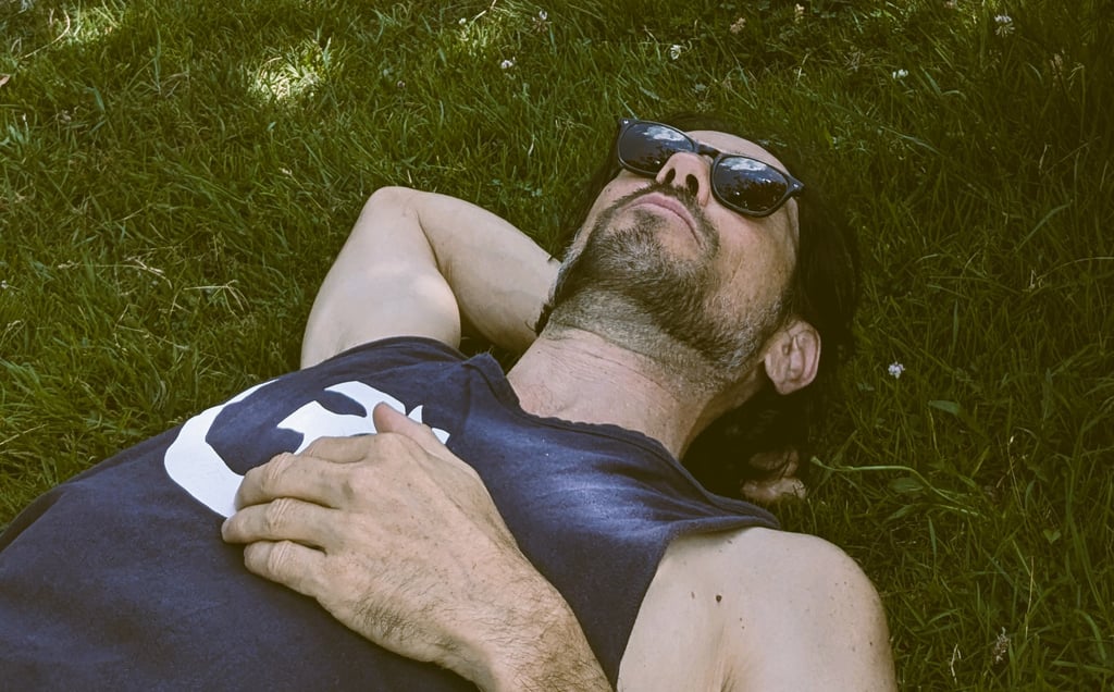 Homme faisant la sieste