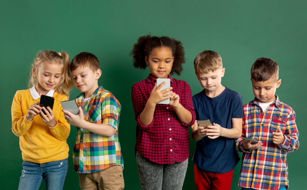 crianças com smartphone