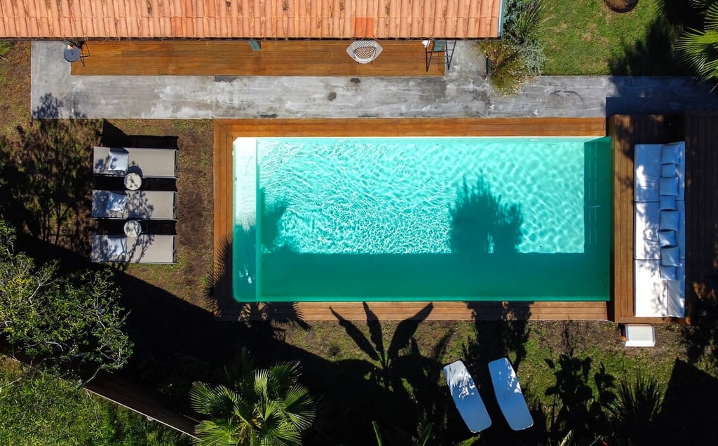 Vue aérienne de la piscine privée de la Villa Les Pins à Tarnos