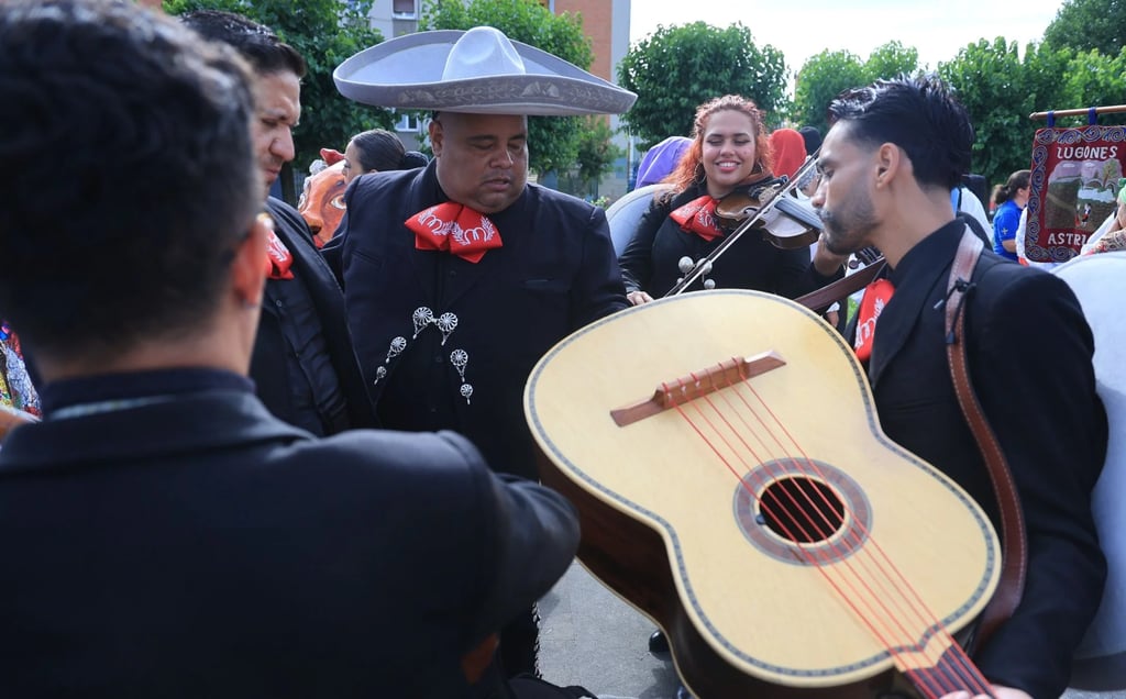 mariachi tradicional mexicano tocando violines y trompetas en Madrid