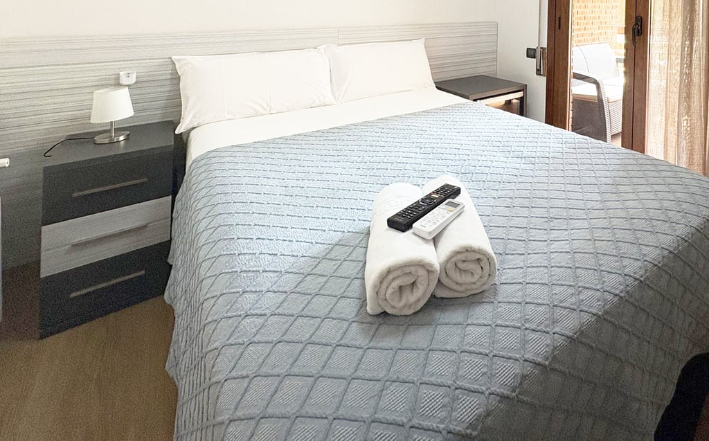 Habitación doble con balcón privado en Berceo Rooms, Logroño