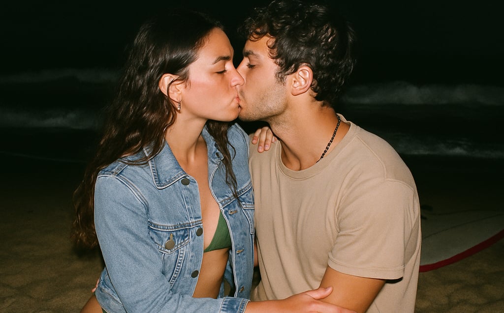 Des amoureux s'embrassent sur la plage pour la journée nationale des amoureux.