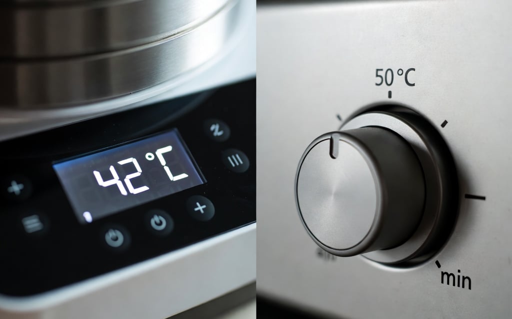 Primer plano de un termostato de deshidratador marcando 42ºC comparado con un mando de horno convencional cuyo mínimo es 50ºC