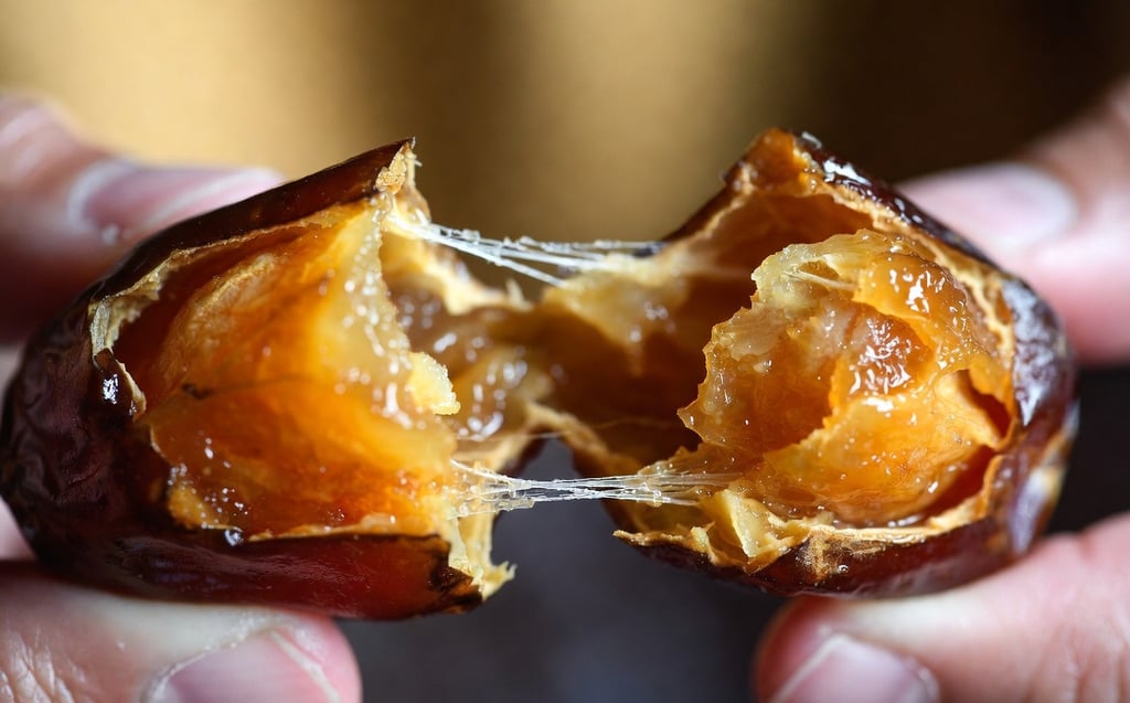 Dátil Medjool abierto por la mitad mostrando su interior pegajoso y brillante tipo caramelo