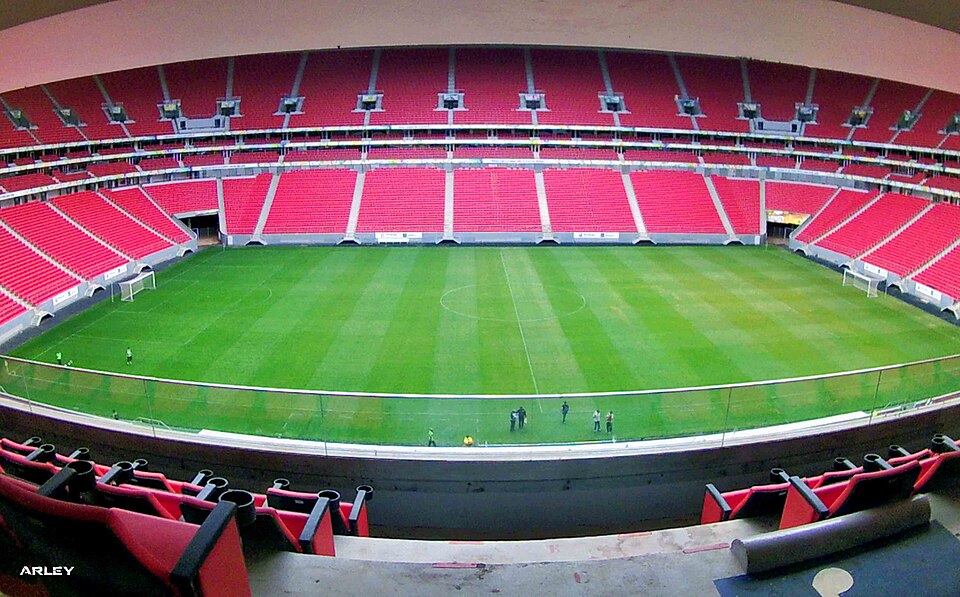 Interior do Estádio Mané Garrincha em Brasília antes de jogo do Campeonato Brasileiro, visão das arquibancadas e gramado.